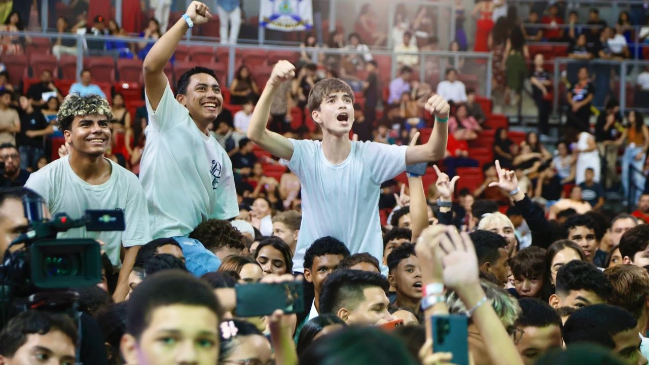 estudantes no ginásio durante o evento